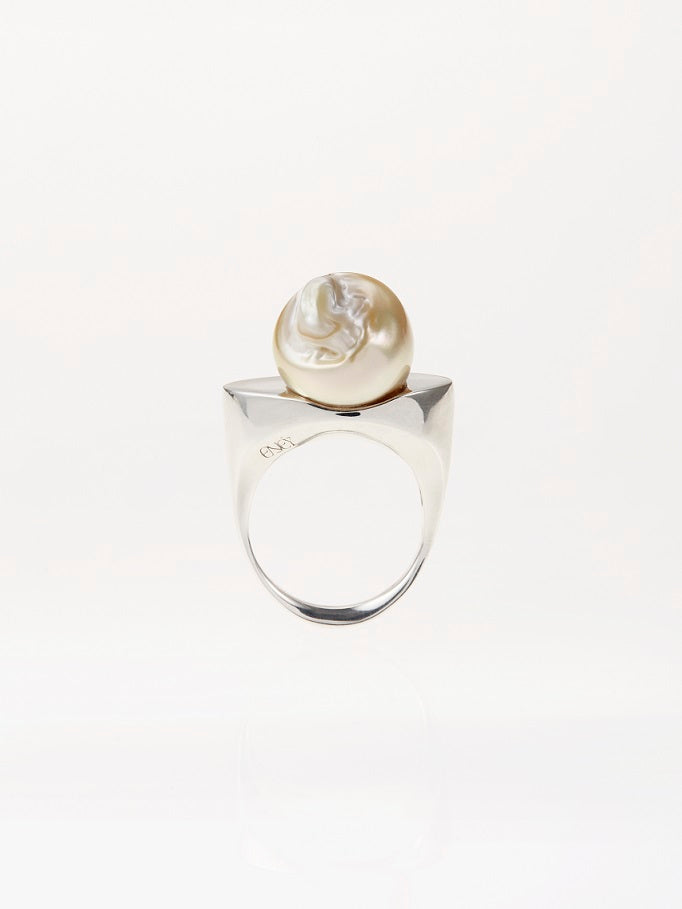 ARCH BAROQUE PEARL SIGNET RING WH