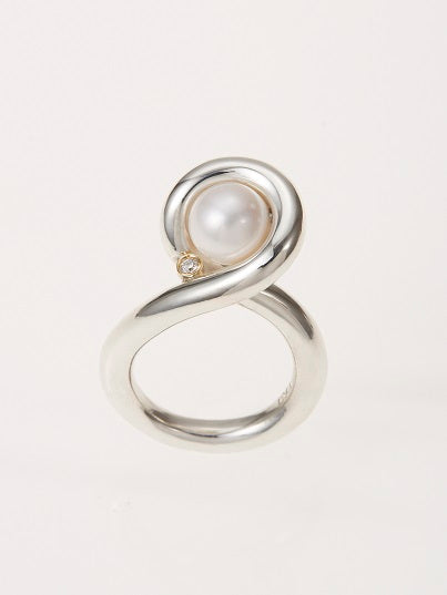 CONTOURS CROSSED PEARL DIAMOND RING