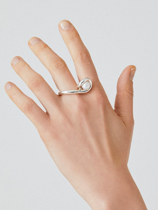 CONTOURS CROSSED PEARL DIAMOND RING