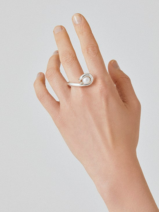 CONTOURS CROSSED PEARL DIAMOND RING