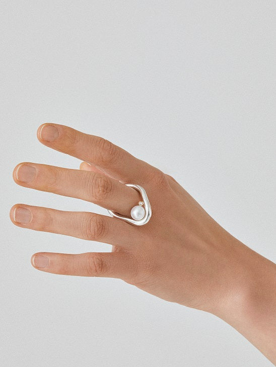 CONTOURS PEARL DIAMOND RING