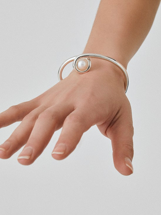 CONTOURS PEARL BANGLE