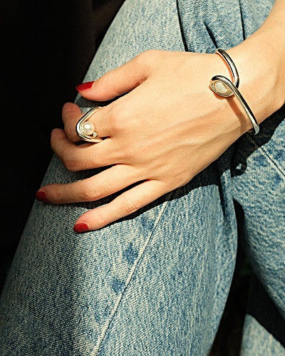 CONTOURS PEARL BANGLE