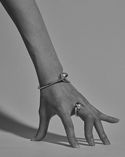 CONTOURS PEARL BANGLE