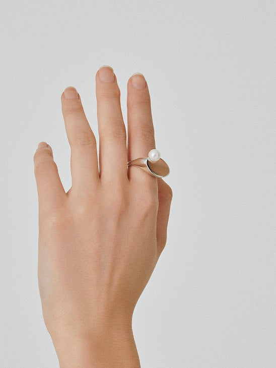 ARCH PEARL SIGNET RING