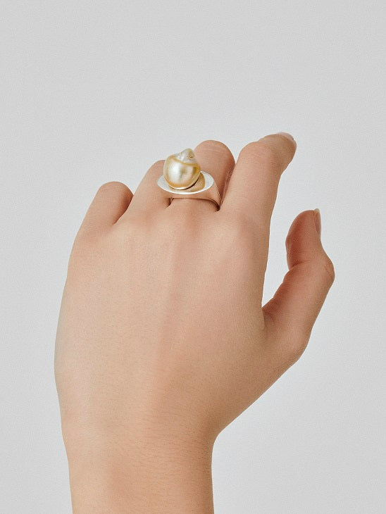 ARCH BAROQUE PEARL SIGNET RING WH