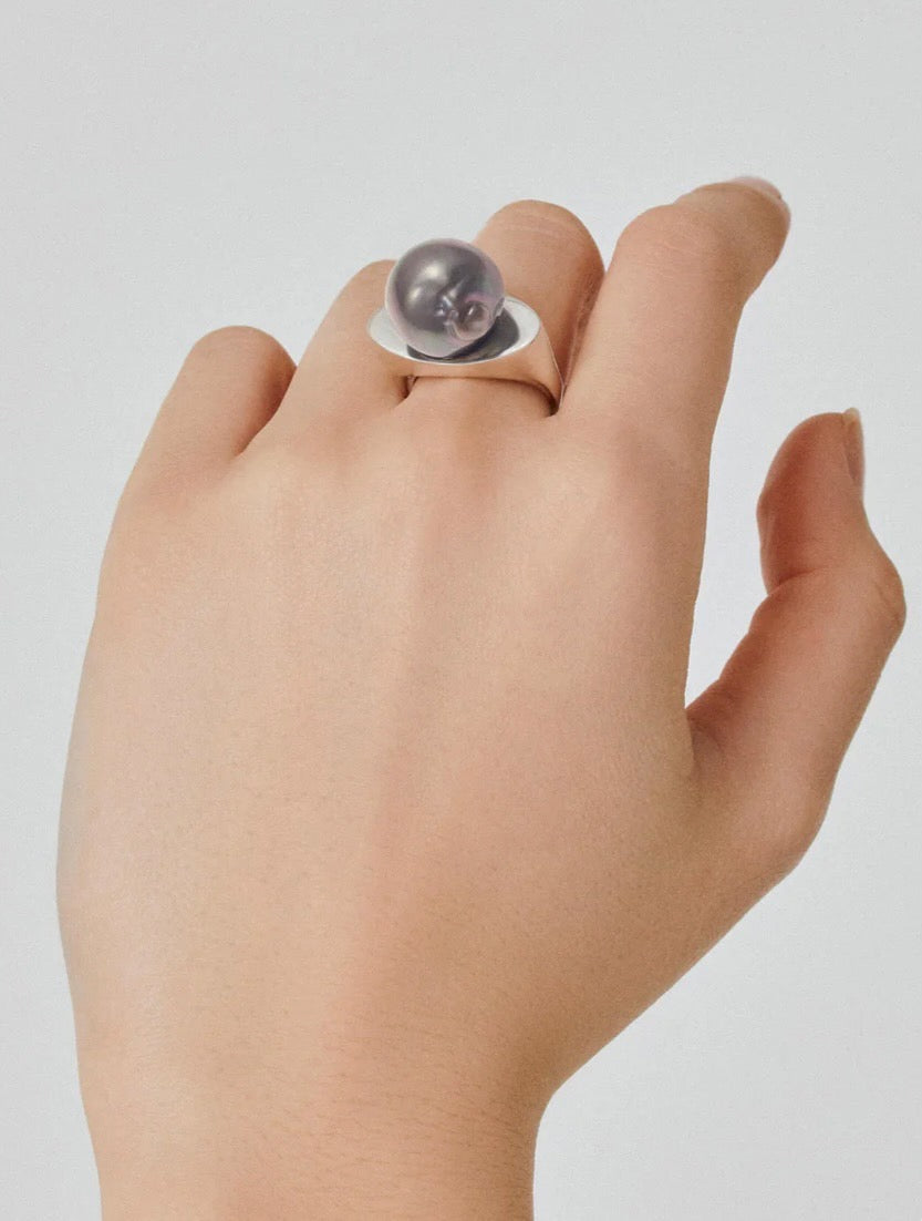 ARCH BAROQUE PEARL SIGNET RING BL