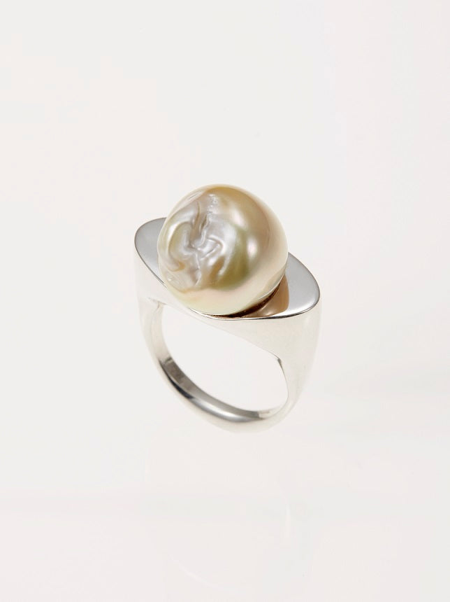 ARCH BAROQUE PEARL SIGNET RING WH