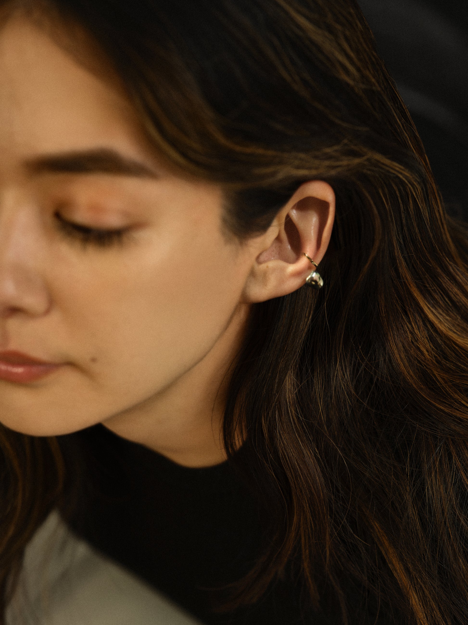KESHI PEARL 10KYG EAR CUFF / BLACK