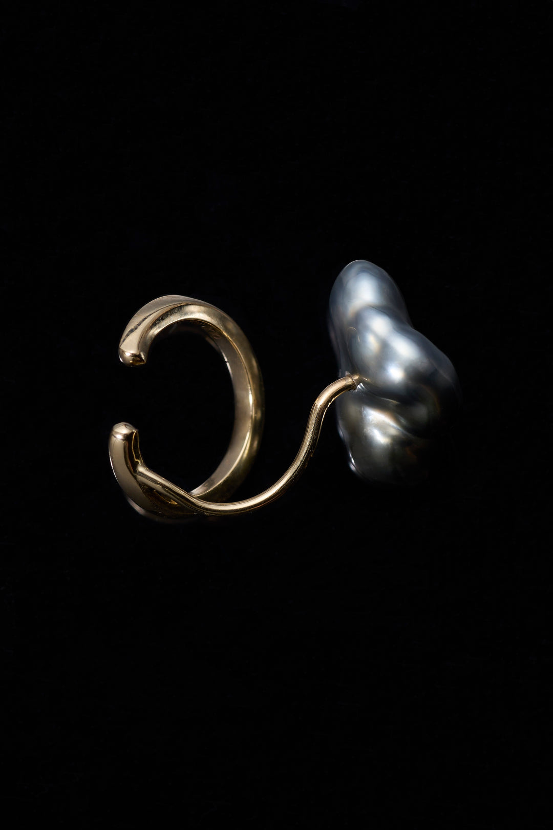 KESHI PEARL 10KYG EAR CUFF / BLACK