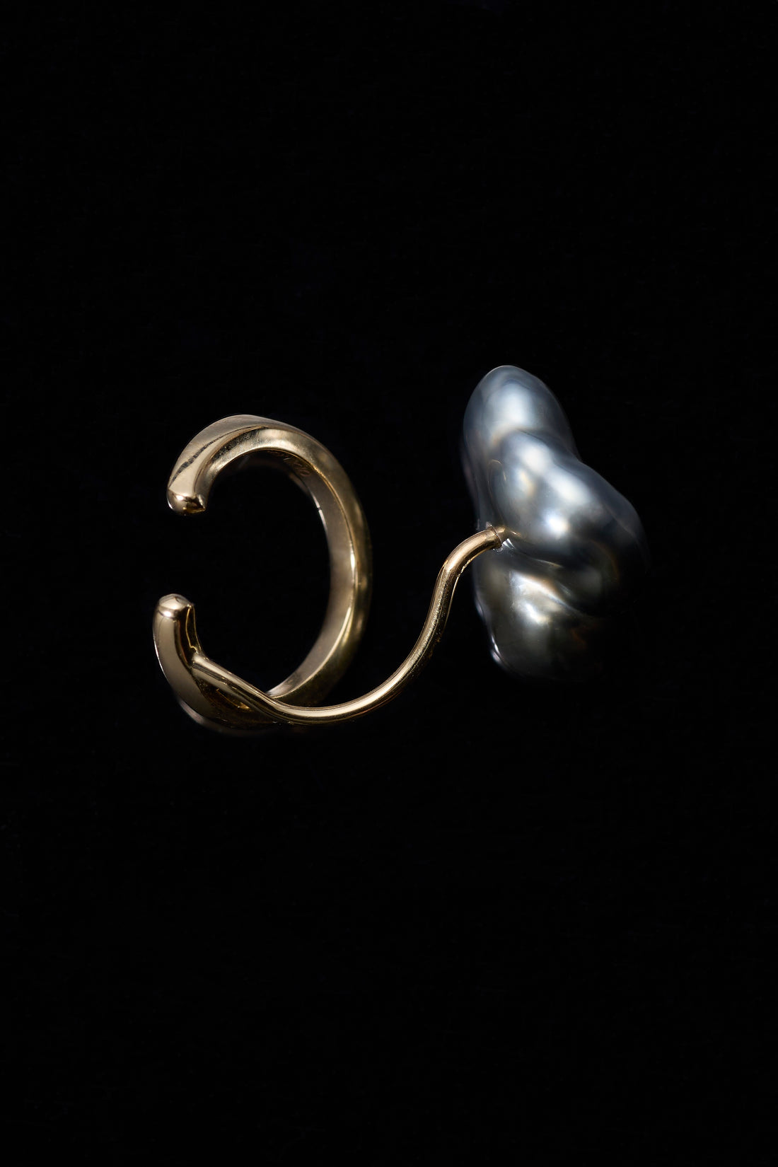 KESHI PEARL 10KYG EAR CUFF / BLACK