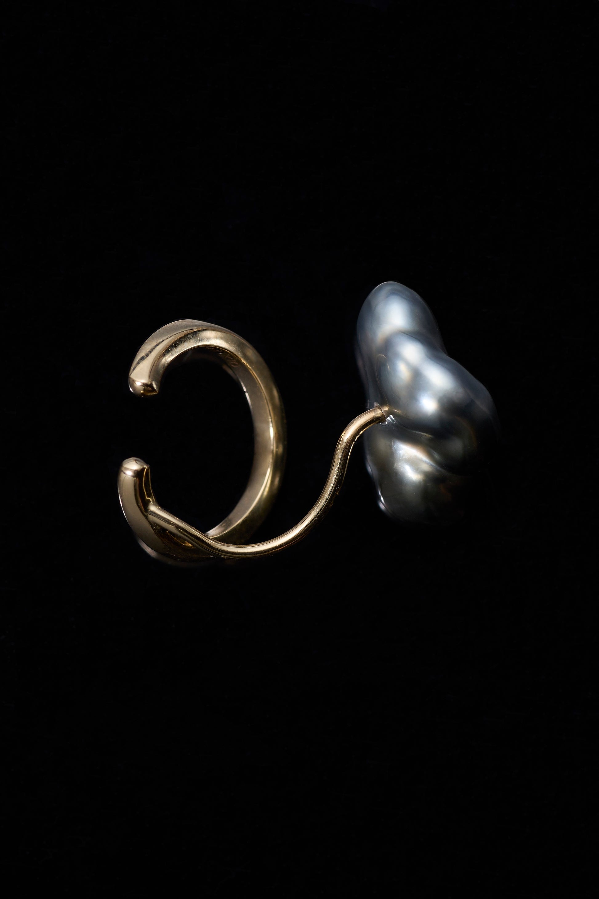 KESHI PEARL 10KYG EAR CUFF / BLACK