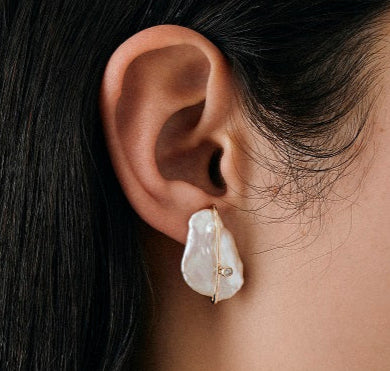 PETALS PEARL PIERCED EARRINGS