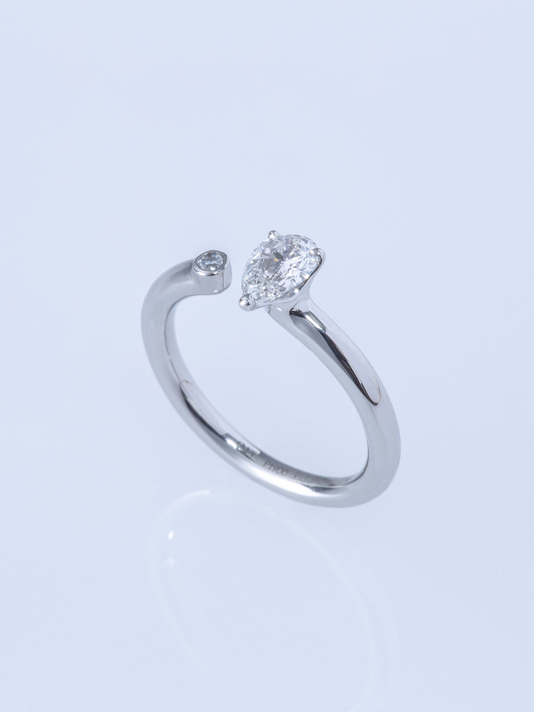 TWO PT900 PEAR/MELEE RING