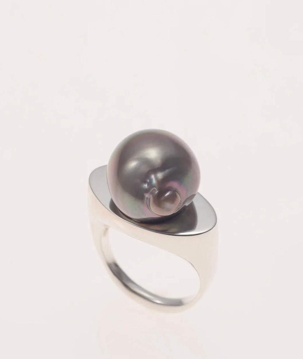 ARCH BAROQUE PEARL SIGNET RING BL