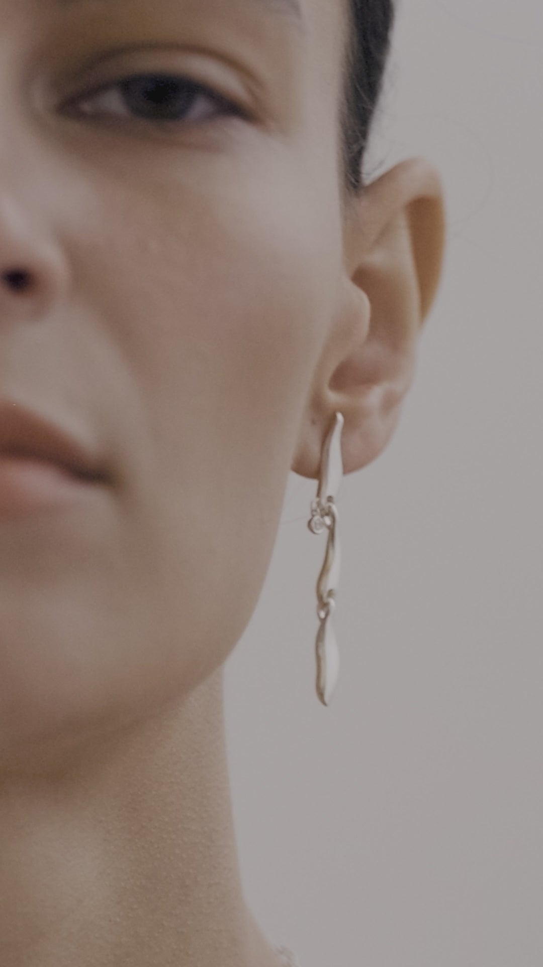 FLOW SV925 ASYMMETRY PIERCED EARRINGS